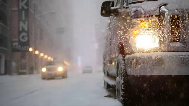 纽约的冬季暴风雪。雪花背景慢动作拍摄视频素材