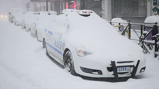 纽约的冬季暴风雪。雪花背景慢动作拍摄视频素材