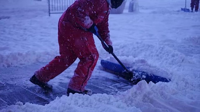 纽约市在暴风雪天。城市街道被雪覆盖视频素材