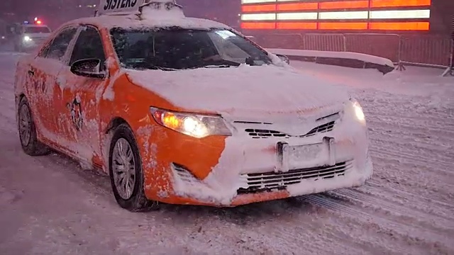 纽约市在暴风雪天。城市街道被雪覆盖视频素材