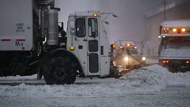 纽约市在暴风雪天。城市街道被雪覆盖视频素材