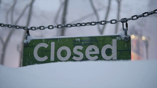 纽约市在暴风雪天。城市街道被雪覆盖视频素材