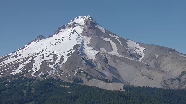 俄勒冈州胡德山积雪覆盖的山峰的航拍图。视频素材