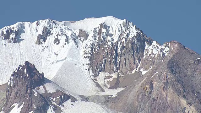 俄勒冈州胡德山被雪覆盖的山峰的空中特写。视频素材