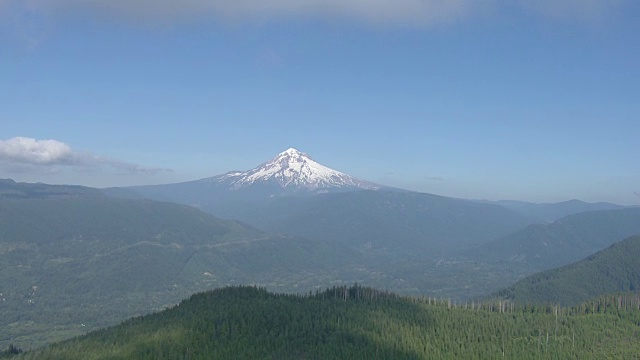 俄勒冈州胡德山积雪覆盖的山峰的宽镜头航拍。视频素材