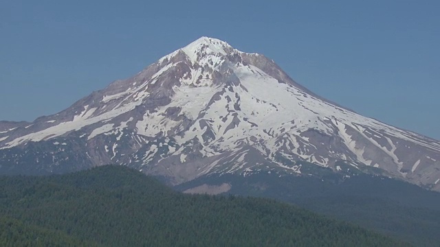 俄勒冈州胡德山被雪覆盖的山峰的空中特写。视频素材