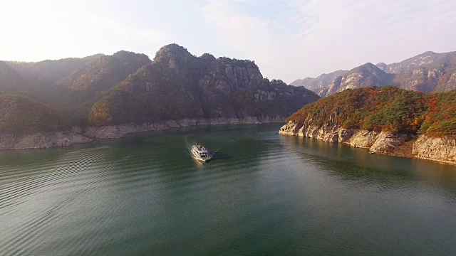 用游船观赏清风湖人工湖视频素材