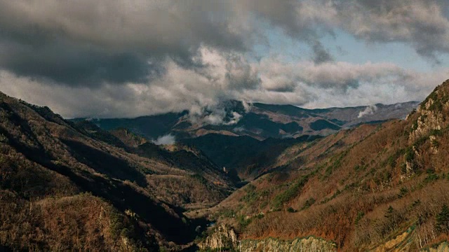 风景与流动的云看到从Misiryeong山谷在雪山山视频素材