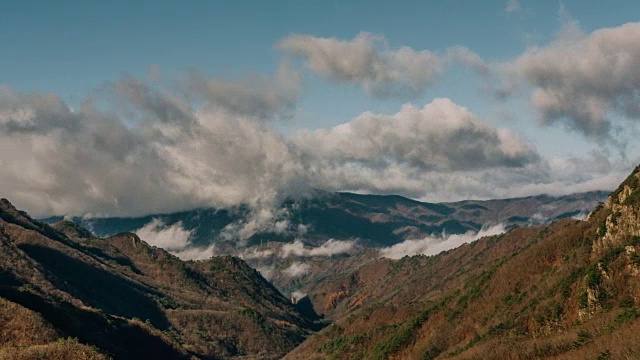 风景与流动的云看到从Misiryeong山谷在雪山山视频素材