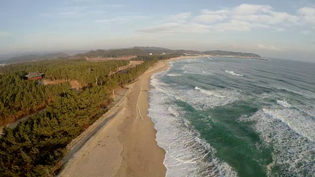 海滩景观和Wolsongjeong亭(韩国东部八大老景点之一)视频素材