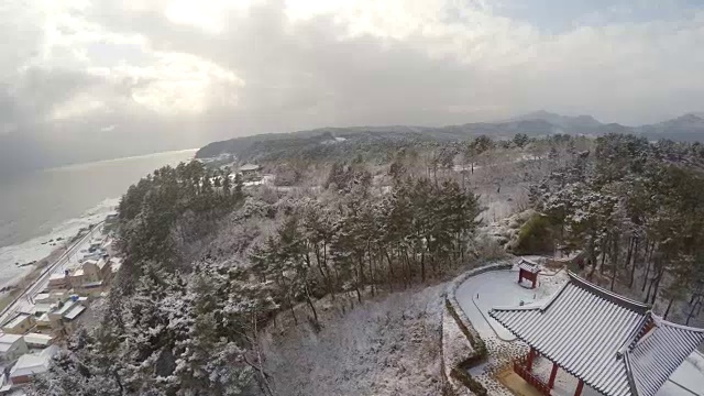 海滩雪景和清甘亭(韩国东部八大老景点之一)视频素材