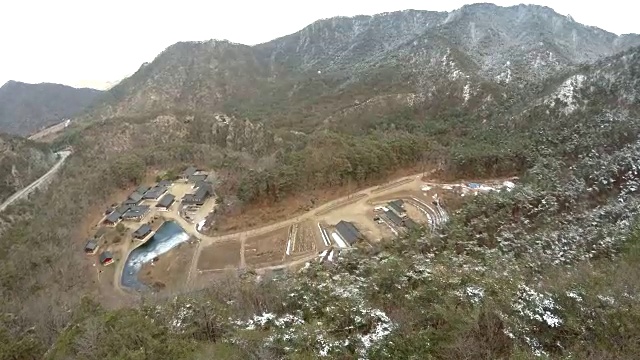 冬季山地景观和传统旅游目的地视频素材