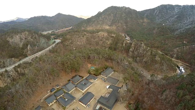 冬季山地景观和传统旅游目的地视频素材