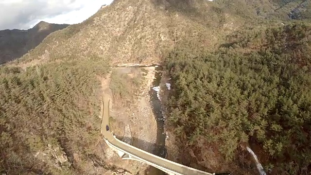 冬季有山沟和奥西比川溪和桥的景观视频素材