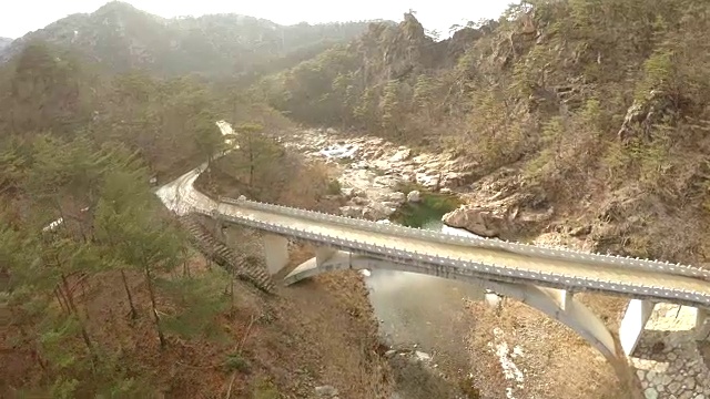 冬季有山沟和奥西比川溪和桥的景观视频素材