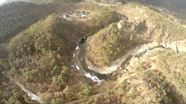 山与溪的景观和传统的旅游目的地在冬季视频素材