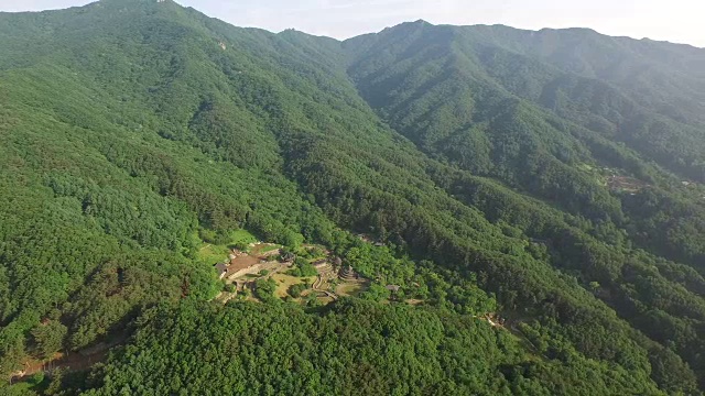 千山国家公园与三星宫景观(僻静的小村庄，旅游目的地)视频素材