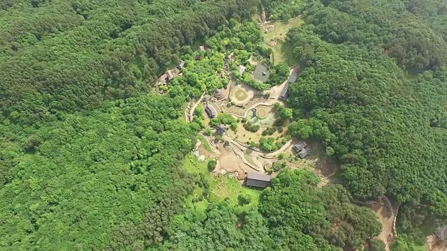 鸟瞰图三星宫(偏僻的小村庄，旅游目的地)在基里山国家公园视频素材