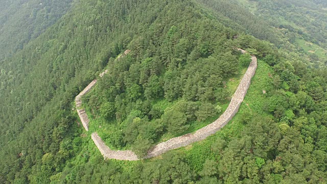 奇里山国家公园里的高soseong(新罗时期的石头堡垒，韩国历史遗址151)和Seomjingang河视频素材