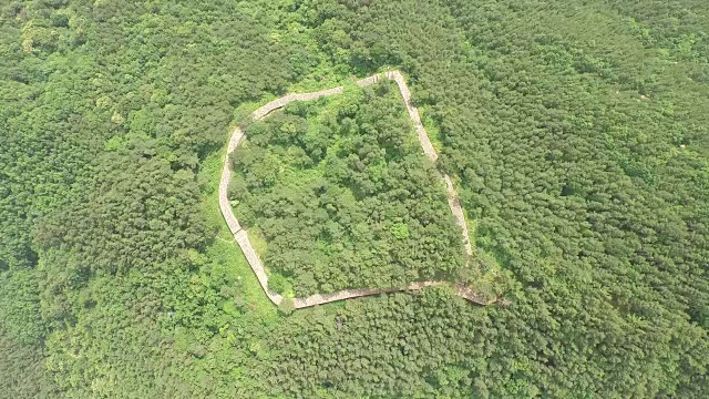 鸟瞰图高soseong(新罗时期的石头堡垒，韩国历史场所151)在基里山国家公园视频素材