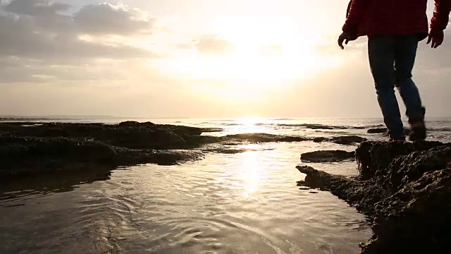 人走过潮汐池到海边，看日出视频素材