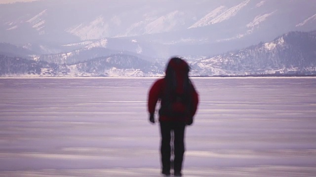 贝加尔湖。一个背着背包的孤独旅行者。视频素材