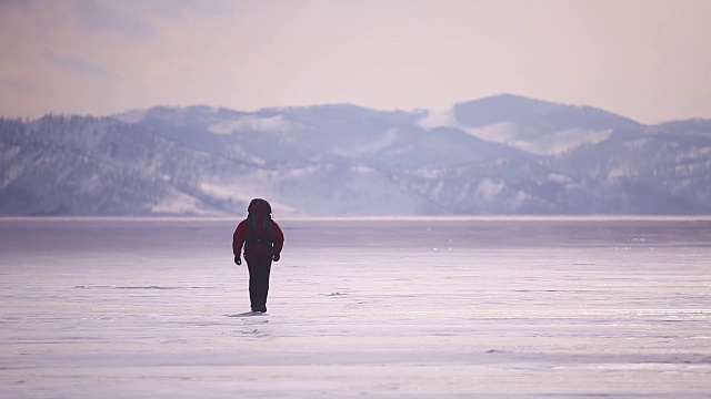 贝加尔湖。一个背着背包的孤独旅行者。视频素材