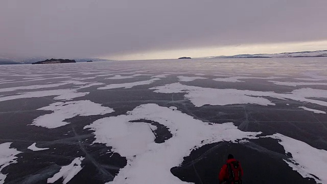 贝加尔湖。一个背着背包的孤独旅行者。鸟瞰图。视频素材