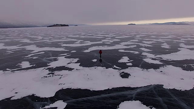 贝加尔湖。一个背着背包的孤独旅行者。鸟瞰图。视频素材