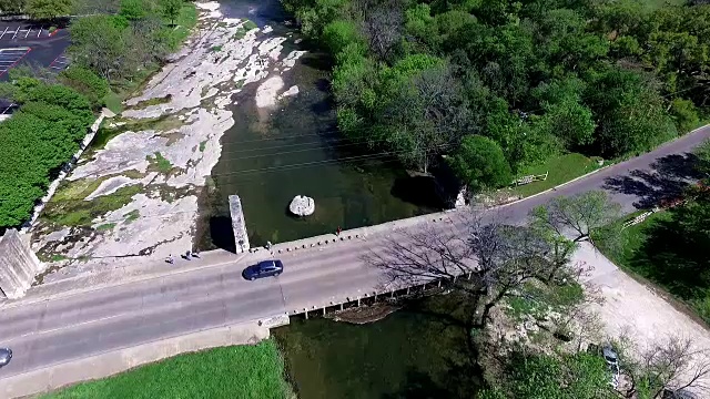 The Actual Round Rock in Round Rock, Texas Aerial Shot of The Landmark that created The Local Small Texas Town.德克萨斯当地小镇的地标。圆形岩石现在成为一个巨大的城市合并奥斯汀，得克萨斯州。视频素材