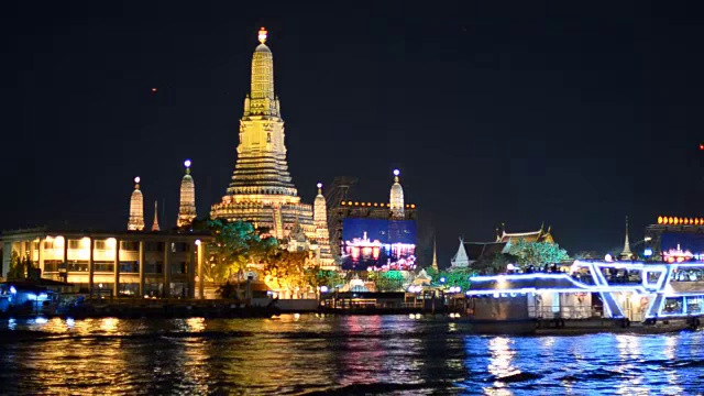 许多类型的船在河Wat Arun，曼谷，泰国视频素材