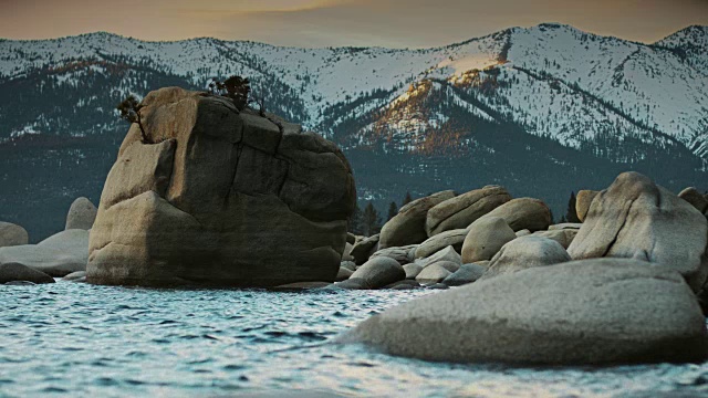 在太浩湖群山环绕的盆景岩石视频素材