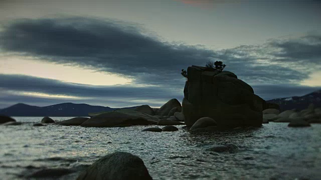 日落时分，太浩湖盆景石的剪影视频素材