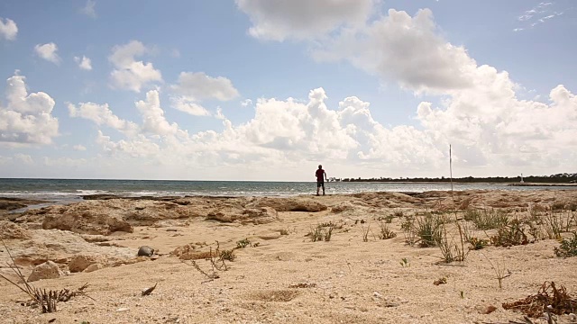 一个人跑过空荡荡的海滩，奔向大海视频素材