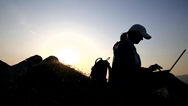 在山里用电脑的女人视频下载