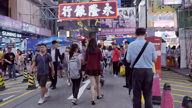 晚上有游客和当地人的九龙街市视频素材