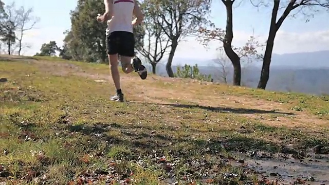 男人们在户外奔跑，在水坑里跳跃视频素材