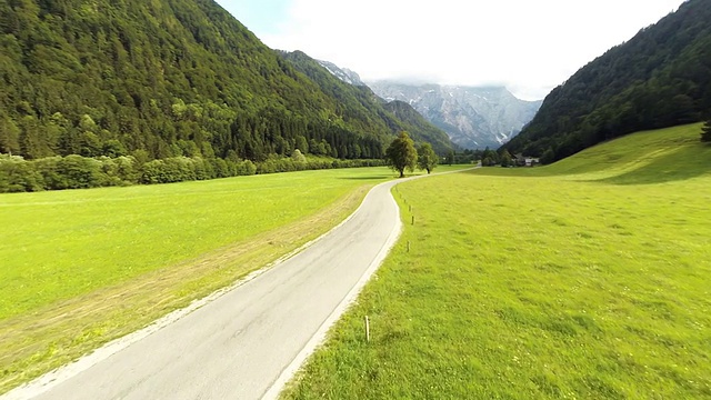 空中风景公路穿过山谷视频素材