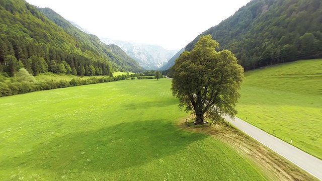 空中人在洛加尔山谷徒步旅行视频素材