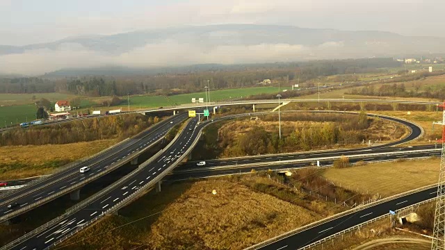 高速公路十字路口的空中交通视频素材