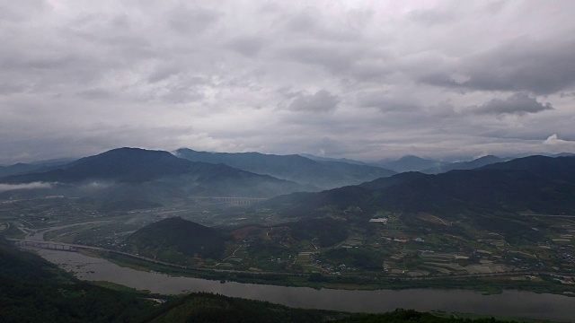 乡村景观与平原和Seomjingang河从Saseongam寺庙视频素材