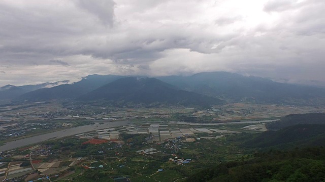 Saseongam寺庙景观和乡村平原和Seomjingang河视频素材