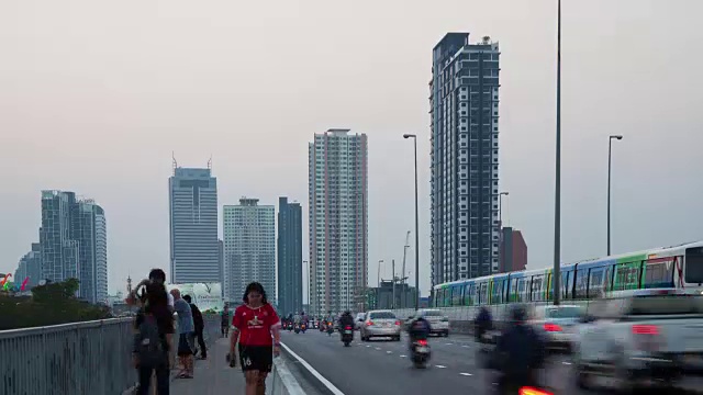 4K延时从白天到夜晚:曼谷城市的交通背景。视频素材