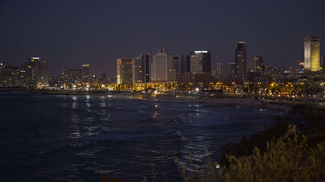 特拉维夫:特拉维夫市夜间的天际线和海岸线视频素材