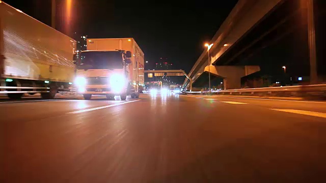 夜间在高速公路上开车-后视镜-视频素材