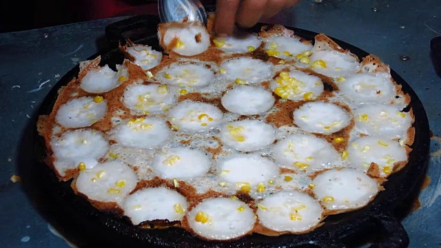 烹饪泰式甜点，椰奶混合粉炒甜点。视频素材