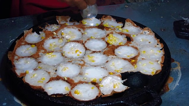 烹饪泰式甜点，椰奶混合粉炒甜点。视频素材