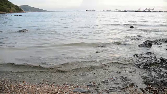 海水含有污染物。视频素材