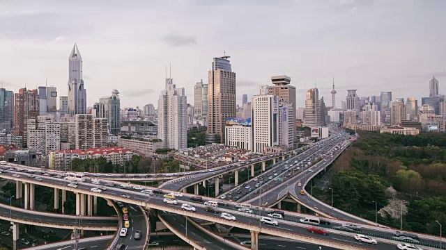 中国上海，夜间多条高速公路和立交桥的高峰时段交通状况视频素材