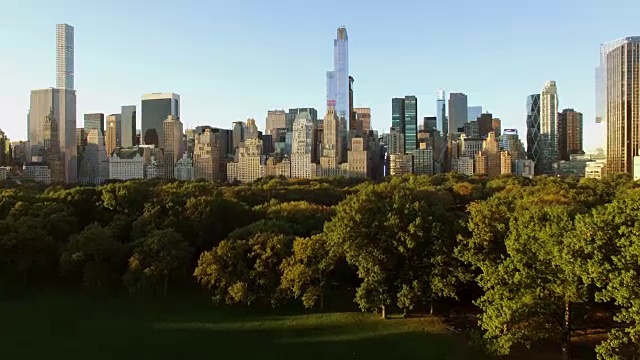 鸟瞰图城市天际线城市景观。金融商务区背景视频素材